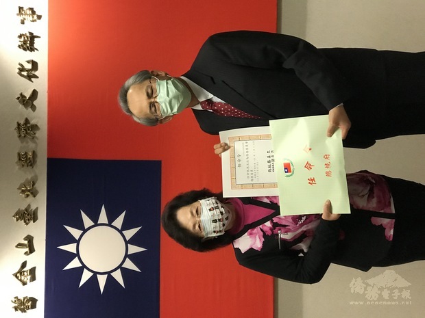 林馬玉冰受頒僑務委員聘書。