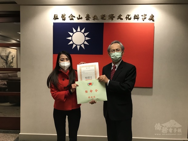 呂玉貞受頒僑務委員聘書。