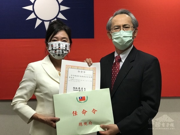 魏德珍受頒僑務委員聘書。