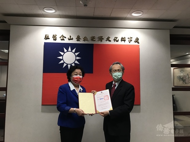 于愛珍受頒僑務諮詢委員聘書。