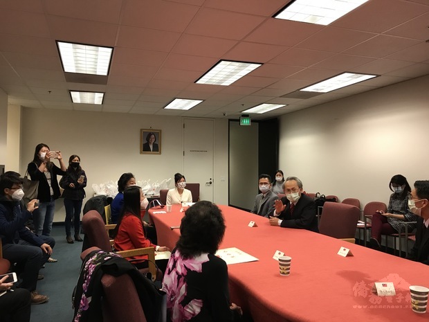 賴銘琪(右3)主持僑務座談。