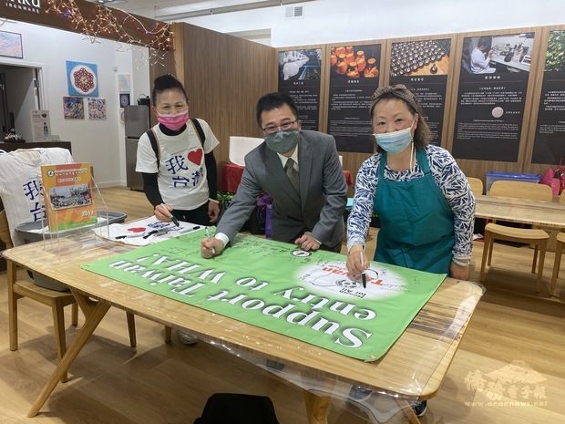 閻樹榮(中)、詹葳蓮(左)、王淑梅(右)簽名支持臺灣參與WHA