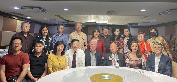 左下會長陳俊明、左上三位副會長有陳枱校長、賴宏乙及鄧晏犀，以及理事和社團代表。