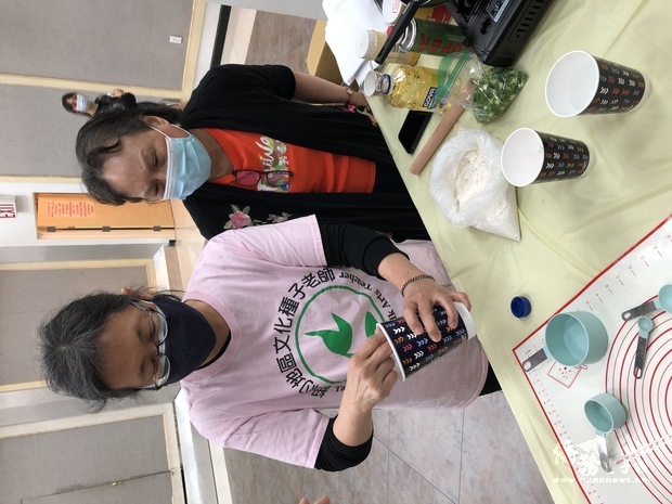 湯馥雲老師(左)教導製作蔥油餅。