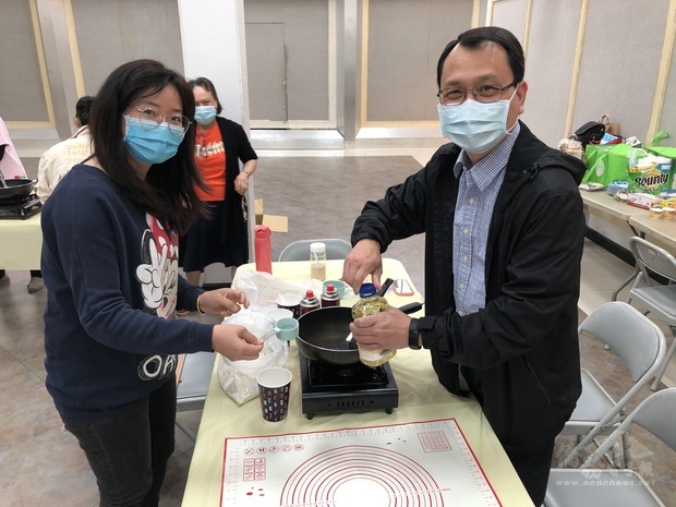 長島慈濟人文學校莊淂隆校長(右)也一起參與蔥油餅製作課程。
