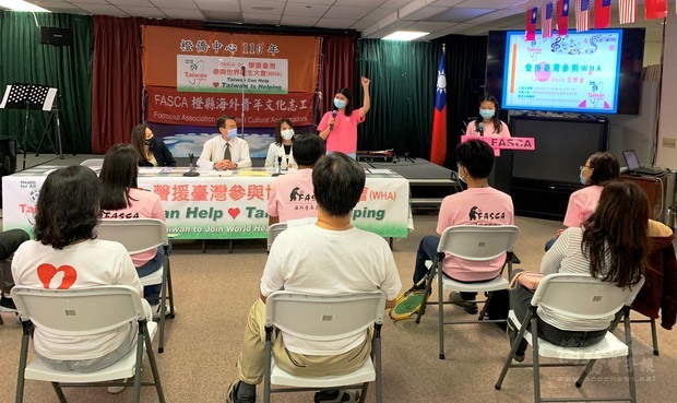 助理導師石若辰(三排右二)代表全體宣讀聲援臺灣參與WHA英文聲明。