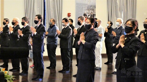 波士頓慈濟人和嘉賓一同禮佛。