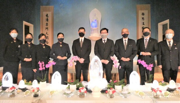 波士頓慈濟團隊和嘉賓留影,右起游勝雄,齊君明,陳裕逢,波士頓僑教中心主任潘昭榮,波士頓經文處處長孫儉元,波士頓慈濟聯絡人長金滿,慈濟人文學校校長彭淑敏,簡小芳,主持人謝宜芳(左一)。