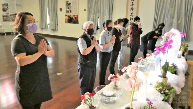 波士頓慈濟佛誕日活動,民眾出席禮佛。