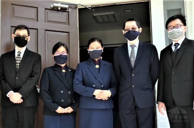 駐波士頓台北經濟文化辦事處處長孫儉元(左一),僑教中心主任潘昭榮(右一)應邀出席波士頓慈濟聯絡處佛誕活動,與波士頓慈濟富負責人齊君明(右二起),負責人長金滿,慈濟人文學校校長彭淑敏留影。