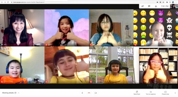 詹珂瑜老師與三年級學生於完成認字馬拉松後合照