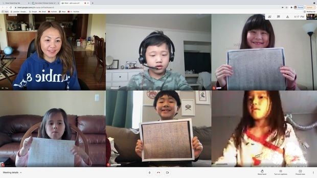 陳婉瑜老師與一年級學生於完成認字馬拉松後合照