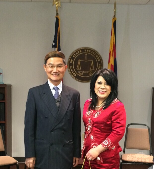 前洛杉磯辦事處朱文祥處長向亞利桑那州主計長余艷芬道賀