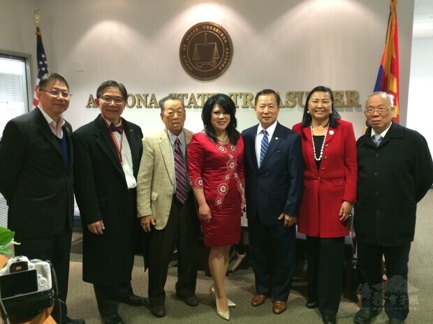 余艷芬(中)在辦公室和亞利桑那州僑領合照