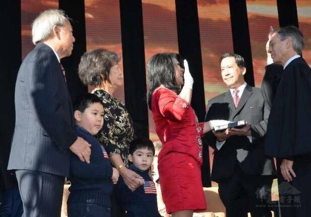 余艷芬宣誓就任亞利桑那州主計長時家人應邀觀禮