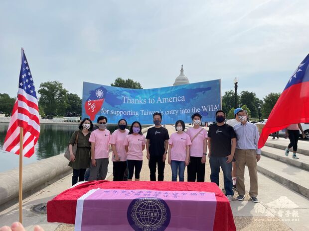 華府FASCA於「Thanks to America for Supporting Taiwan’s Entry into the WHA」車隊遊行記者會上與駐美副代表鄭榮俊(右五)、僑教中心主任郭大文(右一)合影。