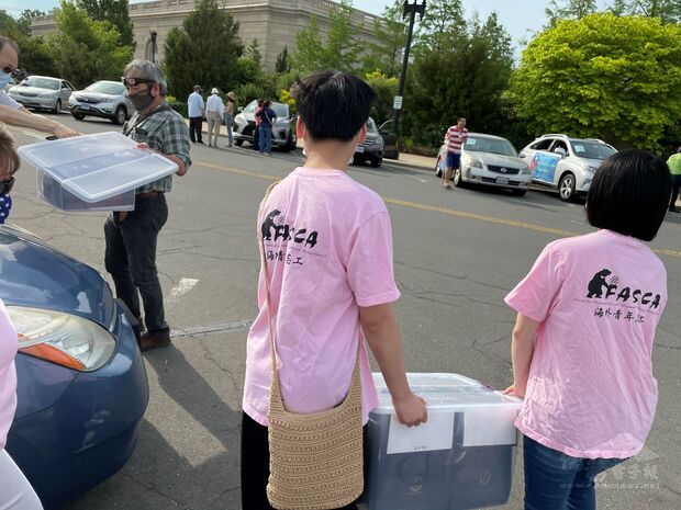 FASCA志工於活動現場發送餐盒。