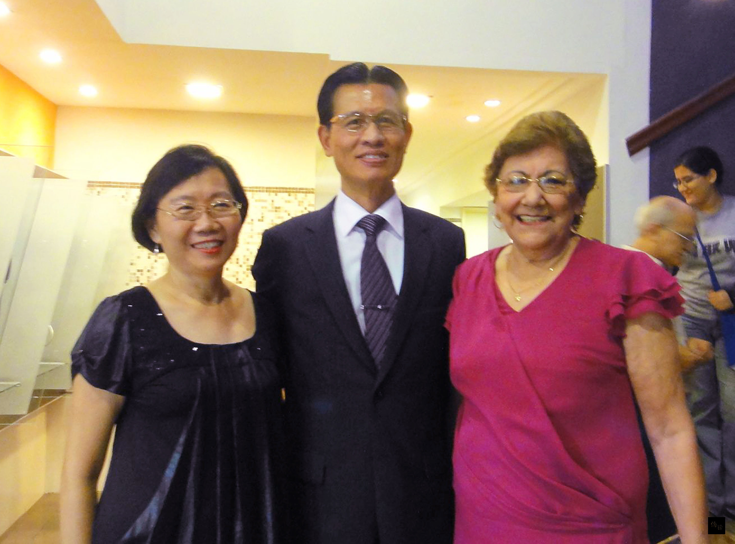 中華民國駐巴拉圭大使館主辦的台灣電影展28日首映，巴國第一夫人梅爾西德絲（右）出席並與駐巴大使黃聯昇夫婦（中、左）合影。