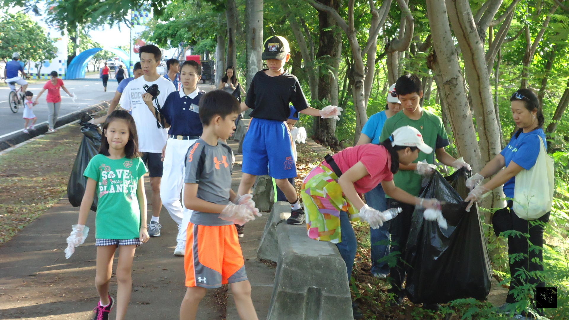 慈濟基金會多明尼加聯絡處與旅多華僑青年會在多京七里公園，共同辦理「潔淨地球」活動。（駐多明尼加大使館提供）