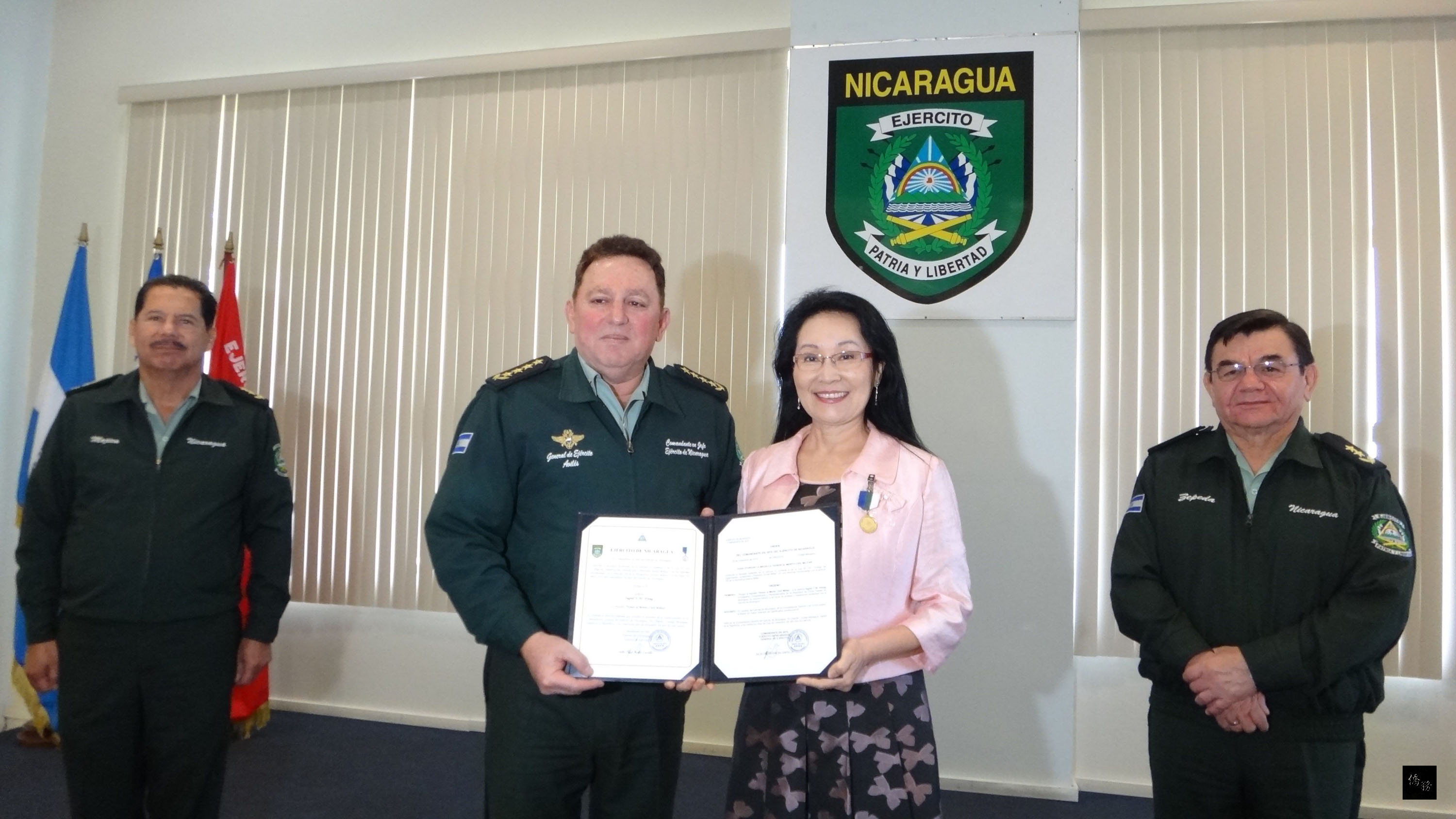尼加拉瓜三軍總司令阿比列斯頒贈中華民國駐尼大使邢瀛輝「軍民功績榮譽勳章」，以表彰她對加強與尼軍友好合作關係所做的貢獻。（中央社提供）