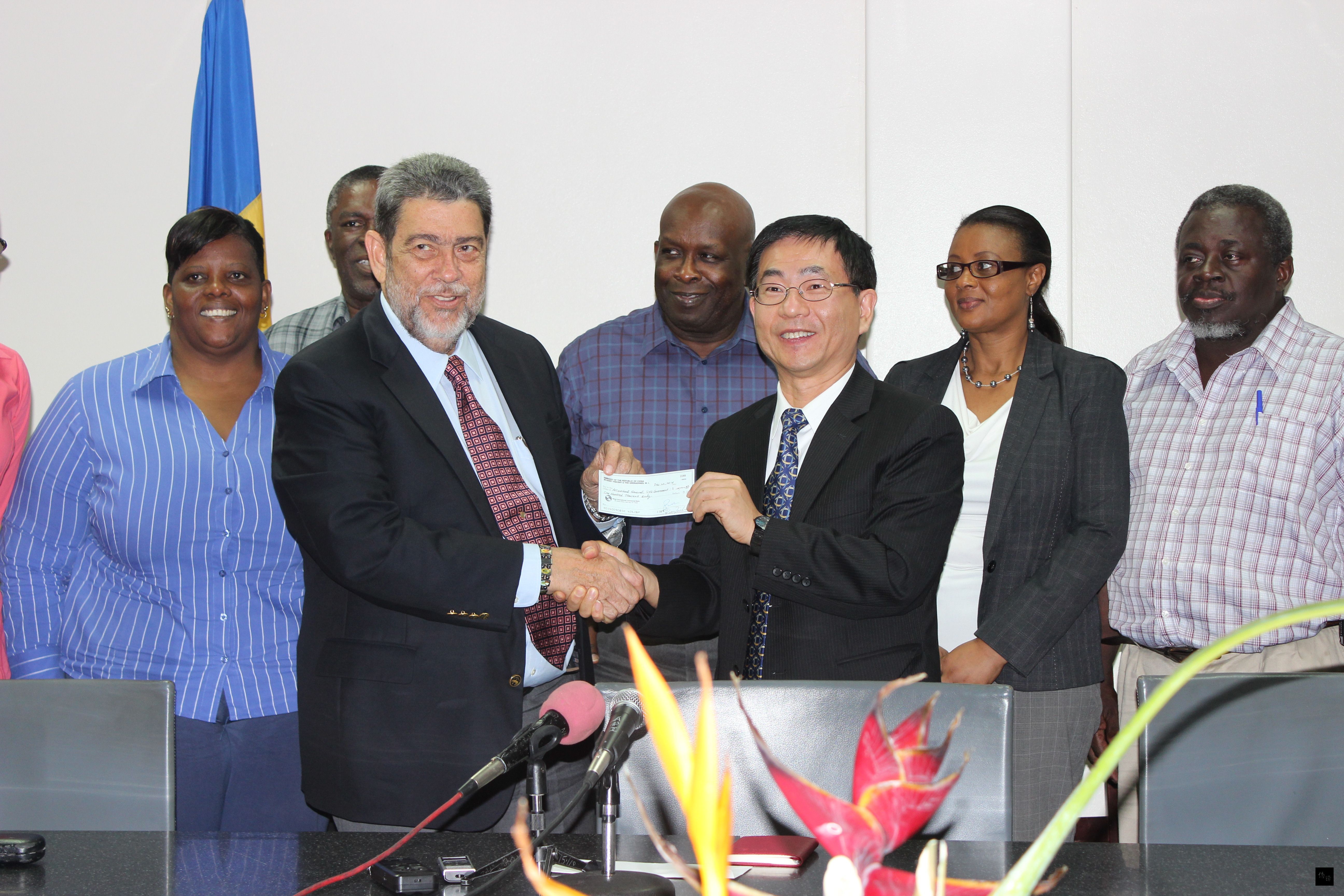 駐聖文森大使葛葆萱在聖國總理府,捐贈10萬美元予聖國總理龔薩福,協助聖國加強伊波拉防疫。(中央社提供)