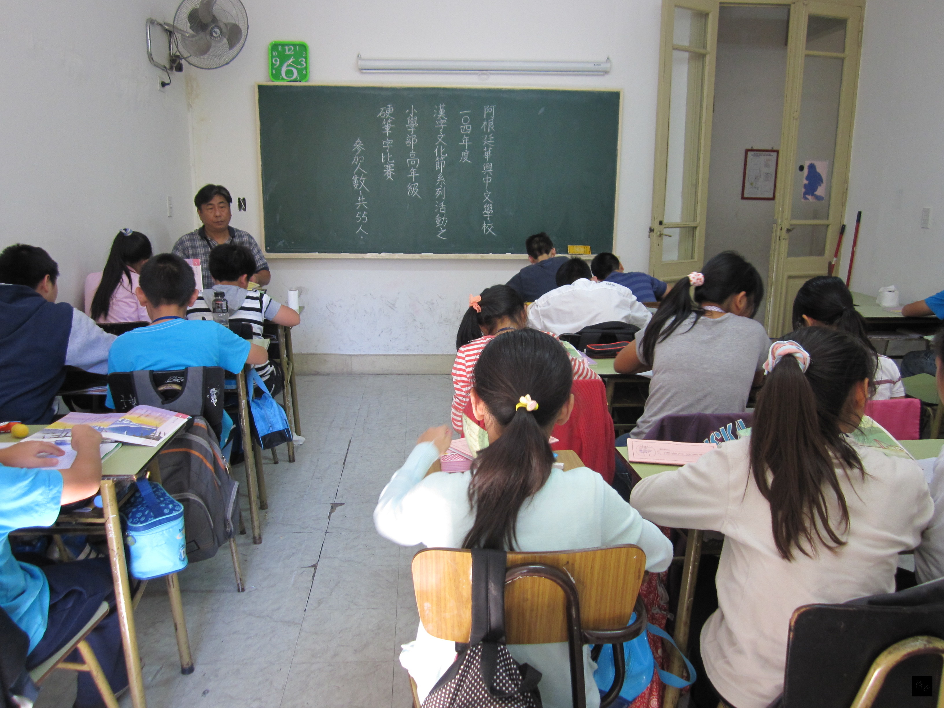 阿根廷華興中文學校舉辦104年漢字文化節活動－小學部硬筆字比賽，圖為學生專注書寫的時刻。（駐阿根廷代表處提供）