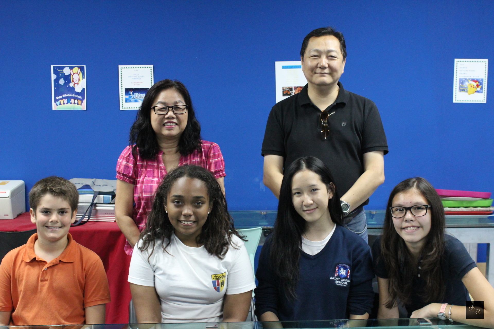 多明尼加台灣商會附屬中文學校登校長劉昌泰（後排右）與該校老師及學生合影。（駐多明尼加大使館提供）