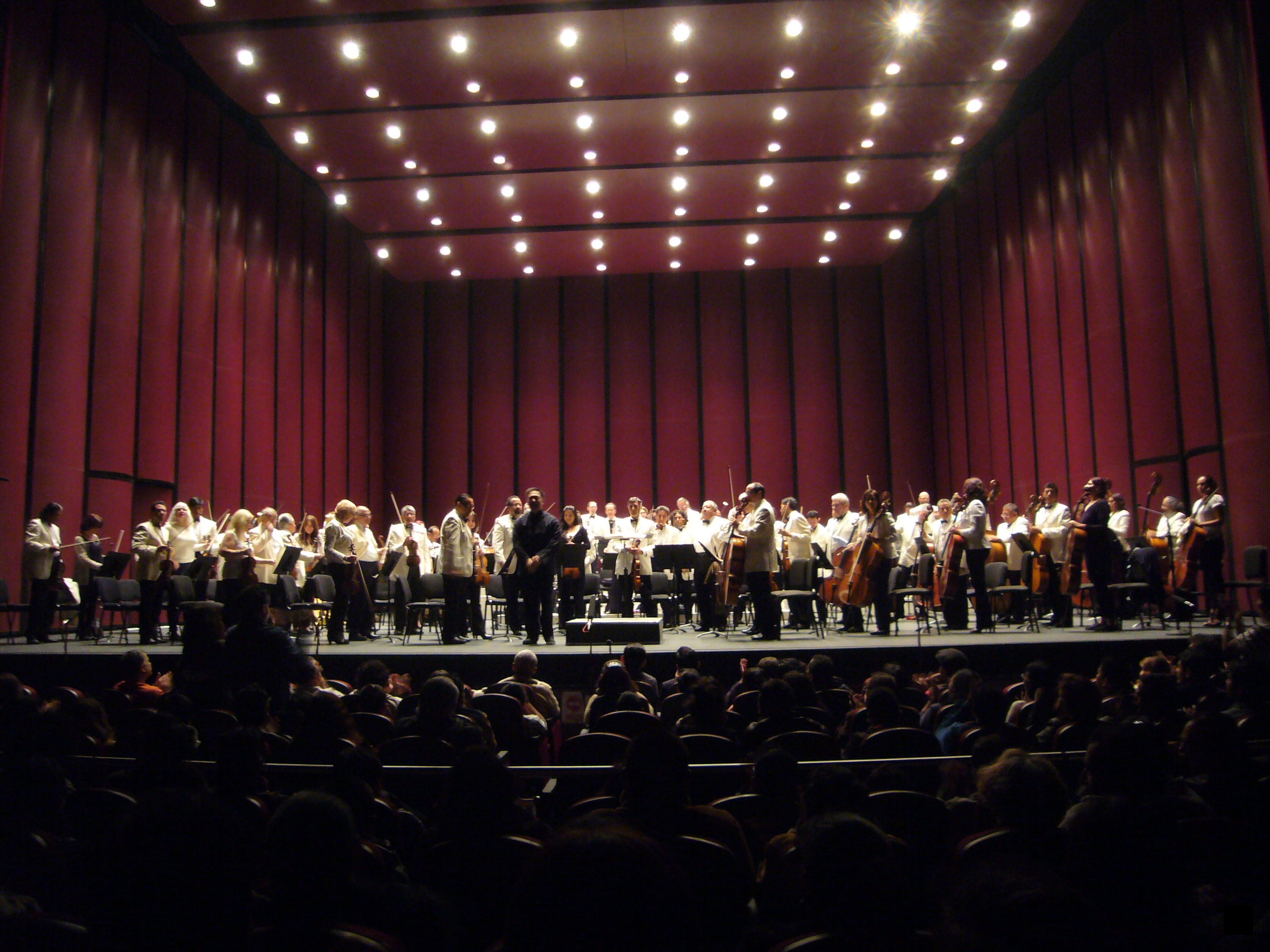 台灣年輕指揮家江靖波應邀於日前在墨西哥州首府托魯卡市及工商大城Texcoco市之墨西哥州立文化中心,指揮「墨西哥州立交響樂團」參加第129屆音樂季活動。(中央社提供)