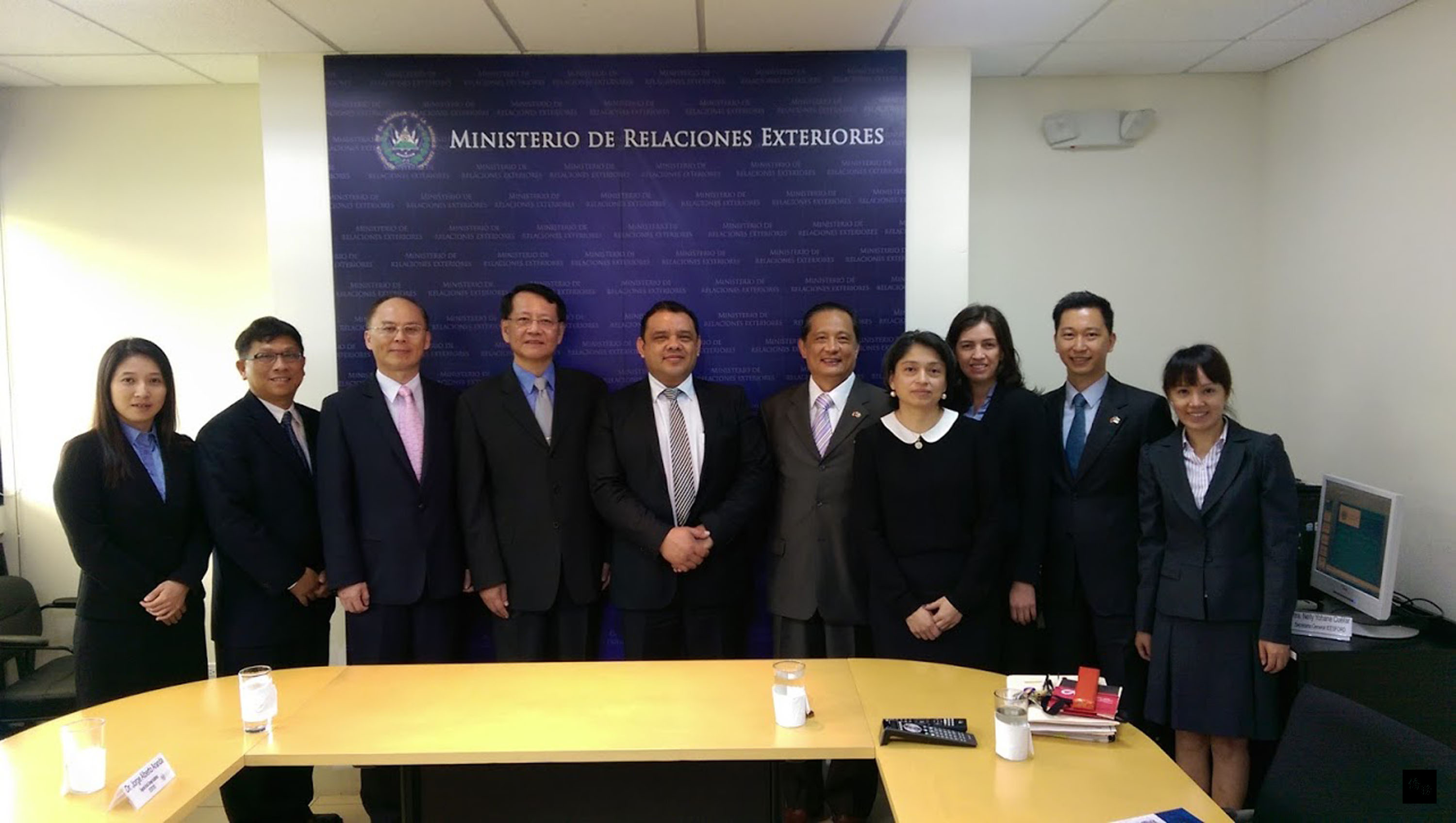 行政院人事行政總處副人事長張念中等訪問薩爾瓦多，推動台薩友好互訪交流，駐薩爾瓦多大使李新穎陪同。（中央社提供）