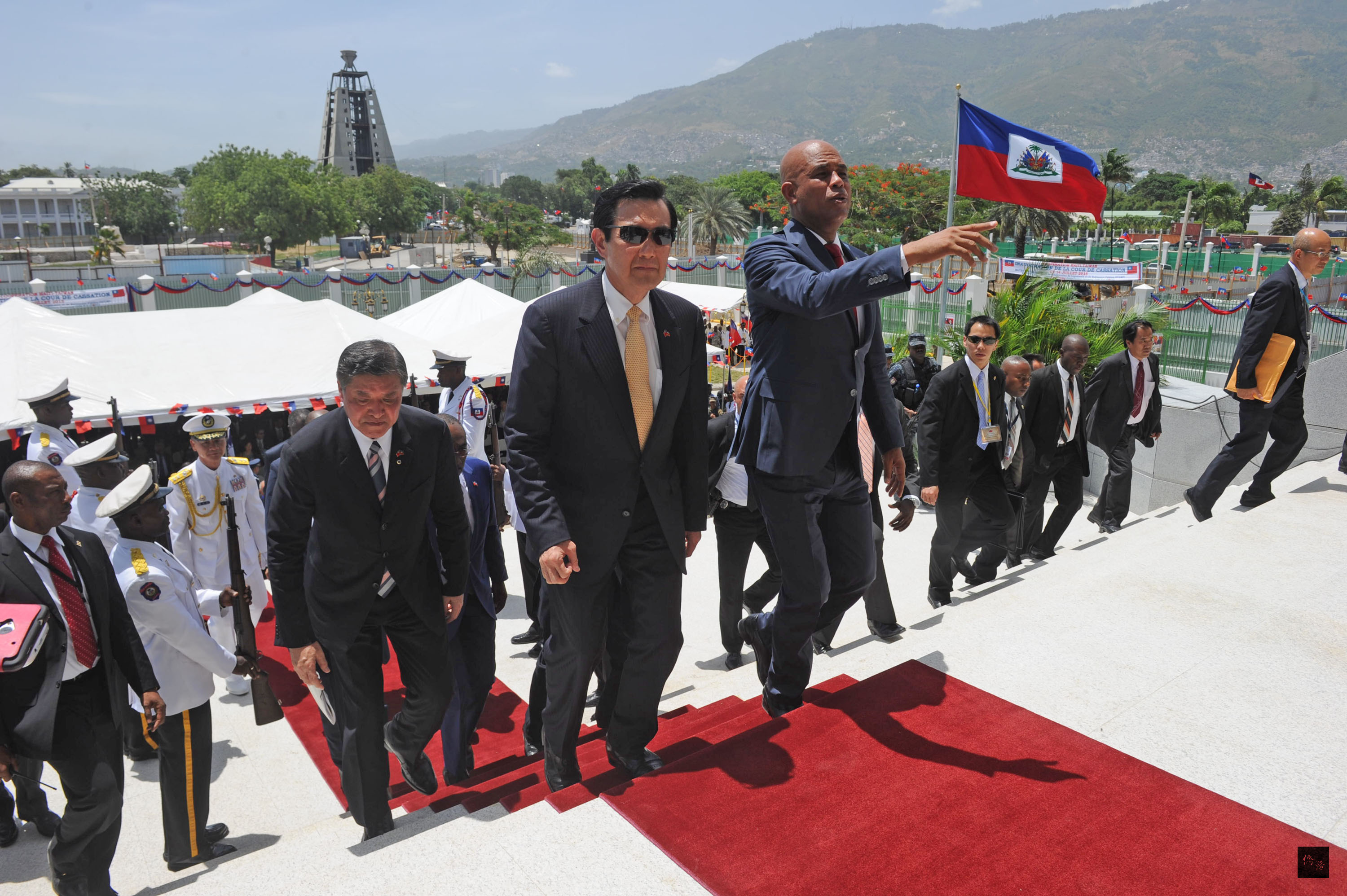 出訪加勒比海友邦的總統馬英九（前左）抵達友邦海地，並與海地總統馬德立（Michel　Joseph Martelly）（前右）共同主持中華民國援建的最高法院落成典禮。（中央社提供）