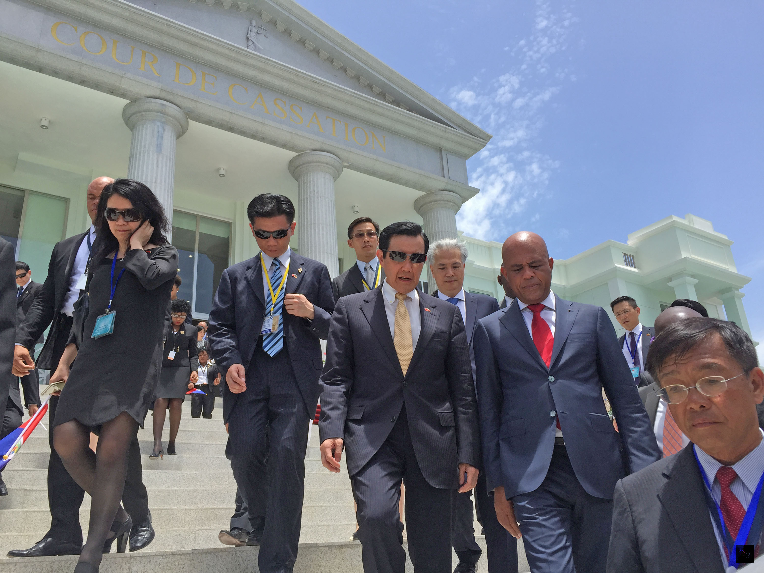 出訪加勒比海友邦的總統馬英九（右三）抵達友邦海地，並與海地總統馬德立（Michel Joseph Martelly）（右二）共同主持中華民國援建的最高法院落成典禮。（中央社提供）