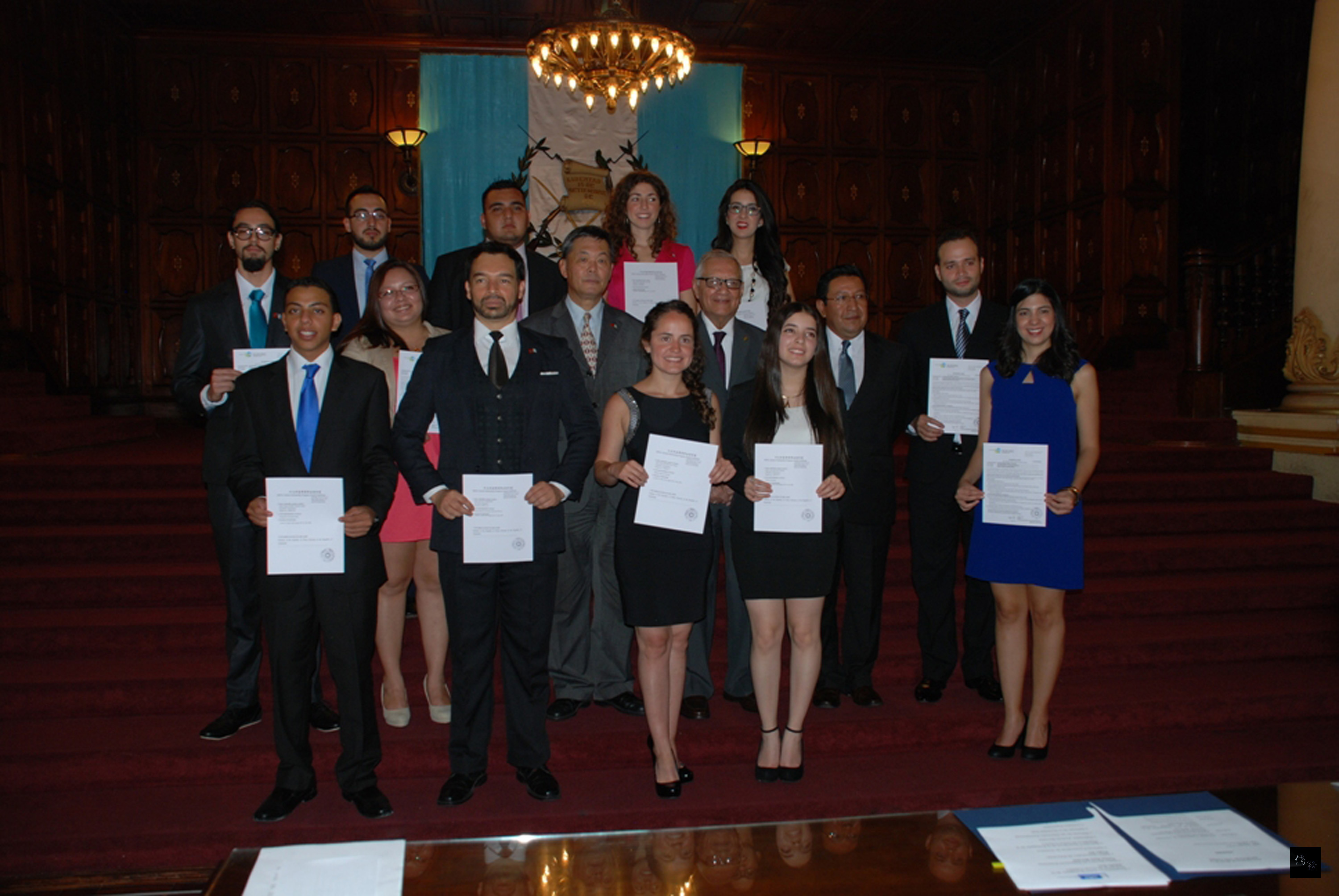 外交部台灣獎學金及國際合作發展基金會獎學金致贈瓜國受獎學生典禮，在瓜國國立文化宮國旗廳舉行，由駐瓜地馬拉大使孫大成與瓜國副總統馬多納多共同主持。（中央社提供）