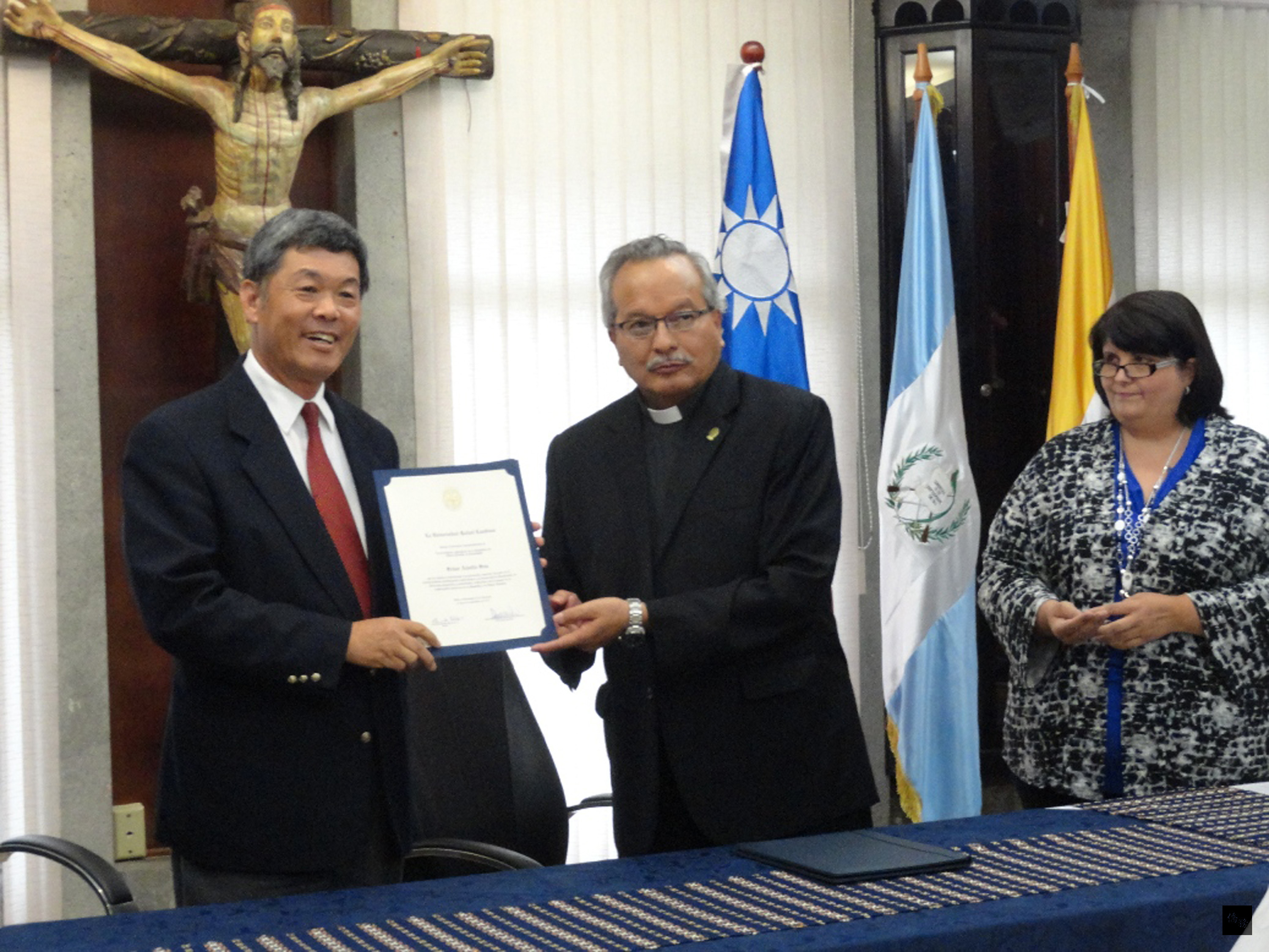 駐瓜地馬拉大使孫大成日前在瓜國拉法耶蘭帝瓦大學貴賓室接受表揚，由校長巴利亞主持。（中央社提供）