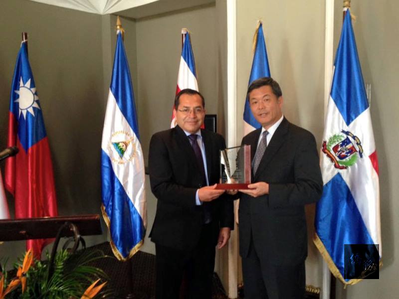 中美洲農牧保健組織(OIRSA)瓜地馬拉代表羅培茲代表執行長致贈駐瓜大使孫大成(右)感謝牌,除向孫大成卓越貢獻表示敬意,亦對中華民國於瓜地馬拉農牧業所付出深厚心血及技術協助深表謝忱。(中央社提供)