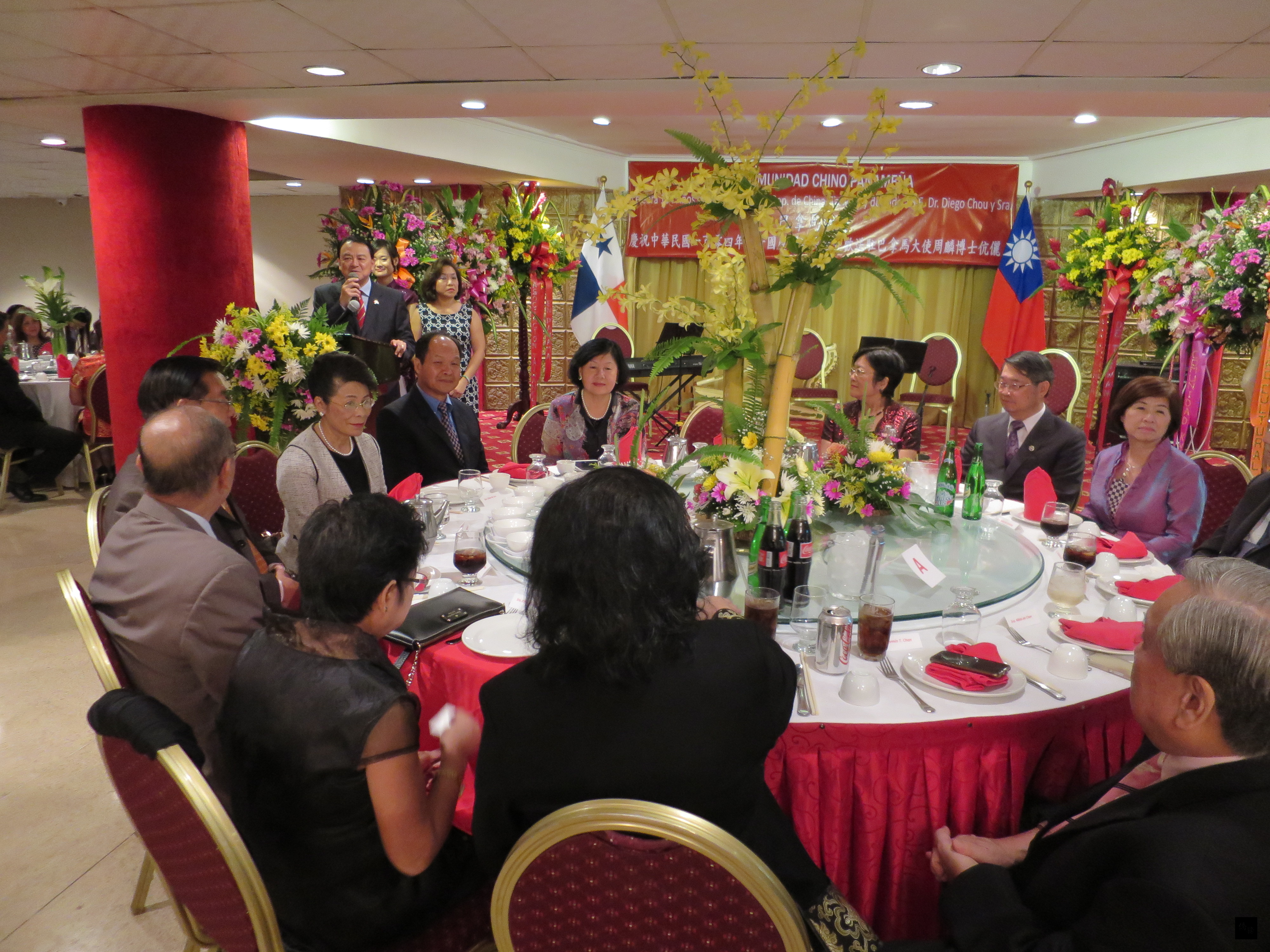 巴拿馬僑界舉辦慶祝中華民國建國104年雙十國慶暨歡送駐巴大使周麟餐會，圖為周麟致詞。（駐巴拿馬大使館提供）