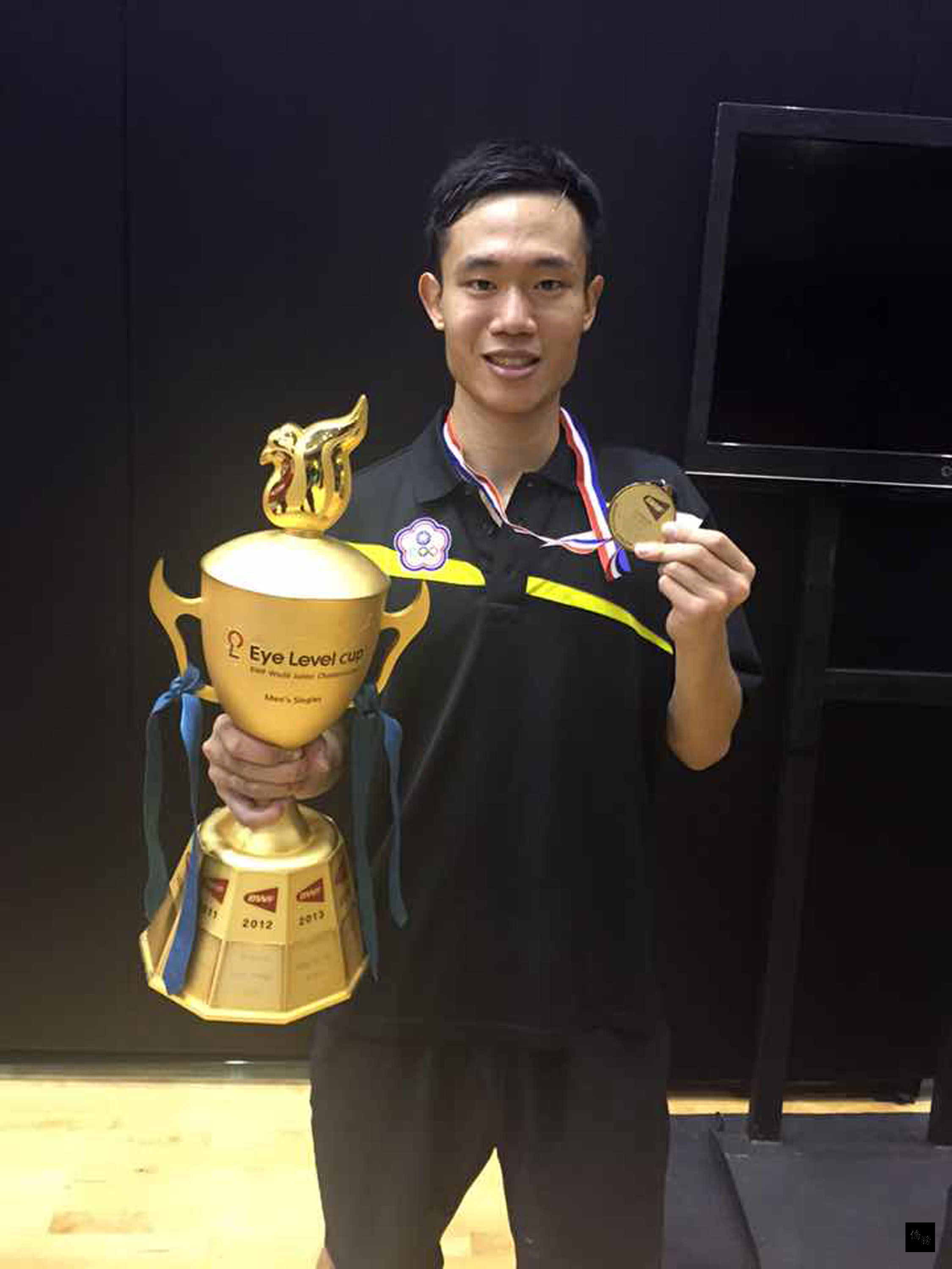 台灣羽球選手呂家弘16日在世界羽球聯盟（BWF）2015世界青少年羽球錦標賽男單冠軍賽，以17比21、21比10、21比7逆轉取勝奪冠。（中央社提供）