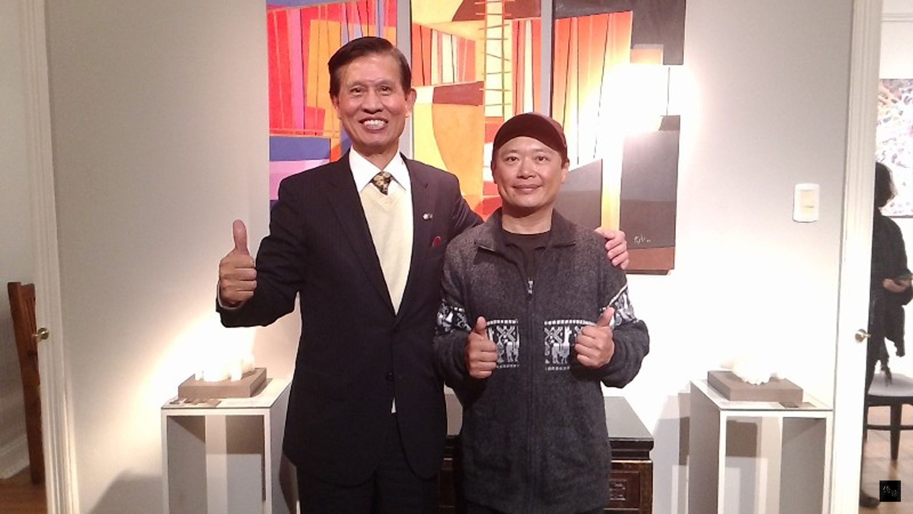 台灣自行車騎士湯凱宇(右)帶著胡琴及中華民國國旗,日前抵首都布宜諾斯艾利斯市,受到駐阿根廷代表黃聯昇的熱忱歡迎與接待。(中央社提供)