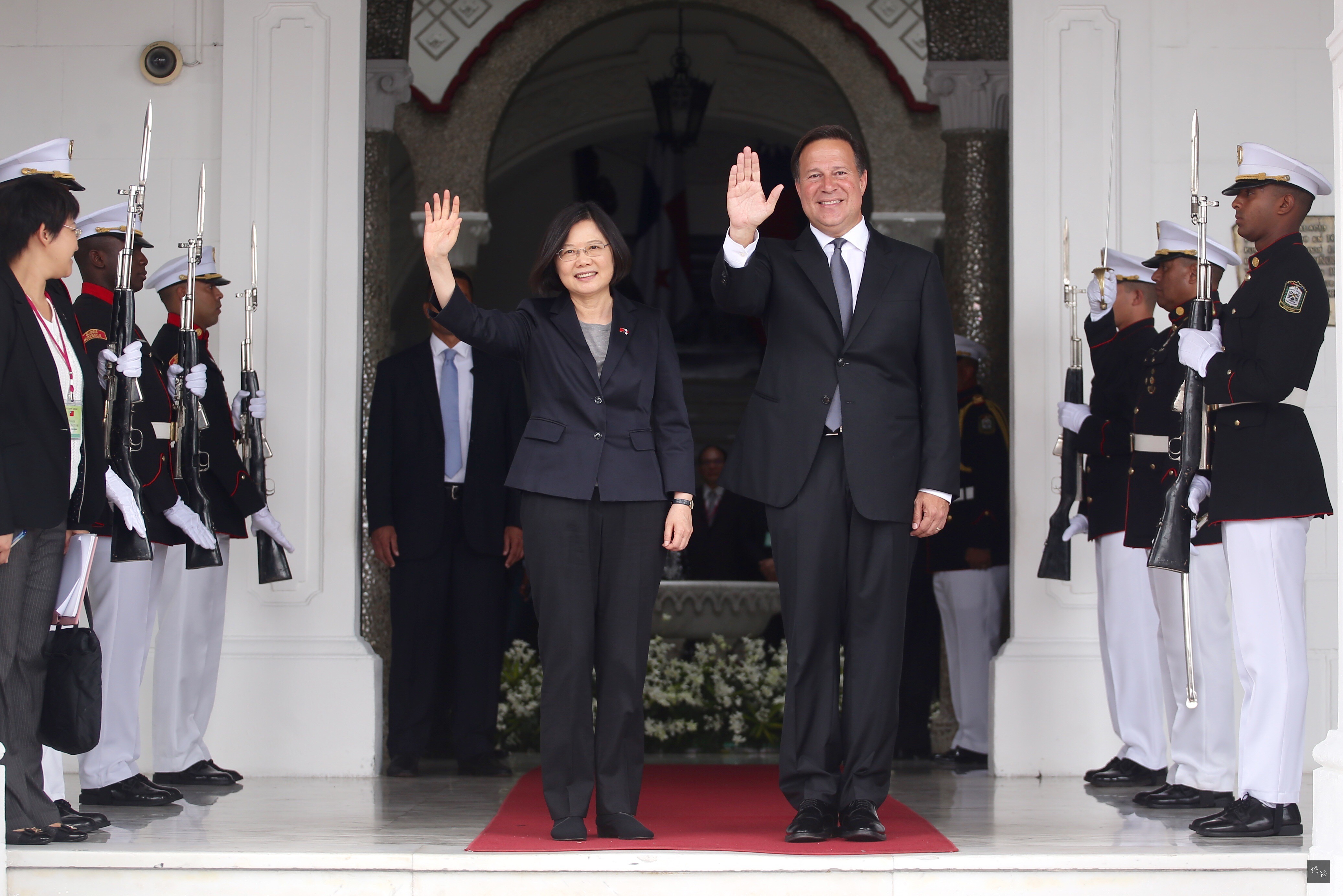 總統蔡英文（中左）率團參加巴拿馬運河拓寬工程竣工啟用儀式，並在27日（當地時間）赴巴拿馬總統府與巴拿馬總統瓦雷拉（Juan Carlos Varela）（中右）會面。（中央社提供）