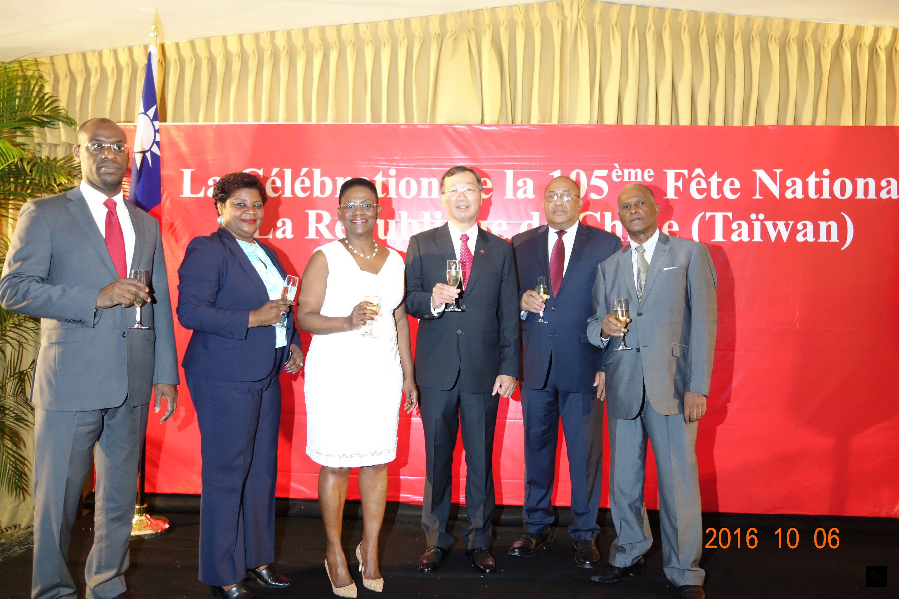 中華民國海地大使館6日舉辦國慶晚會，海地第一夫人普麗蘶（左三）及外長戴廉能（右二）出席，與駐海地大使黃再求（右三）一同慶祝。（中央社提供）