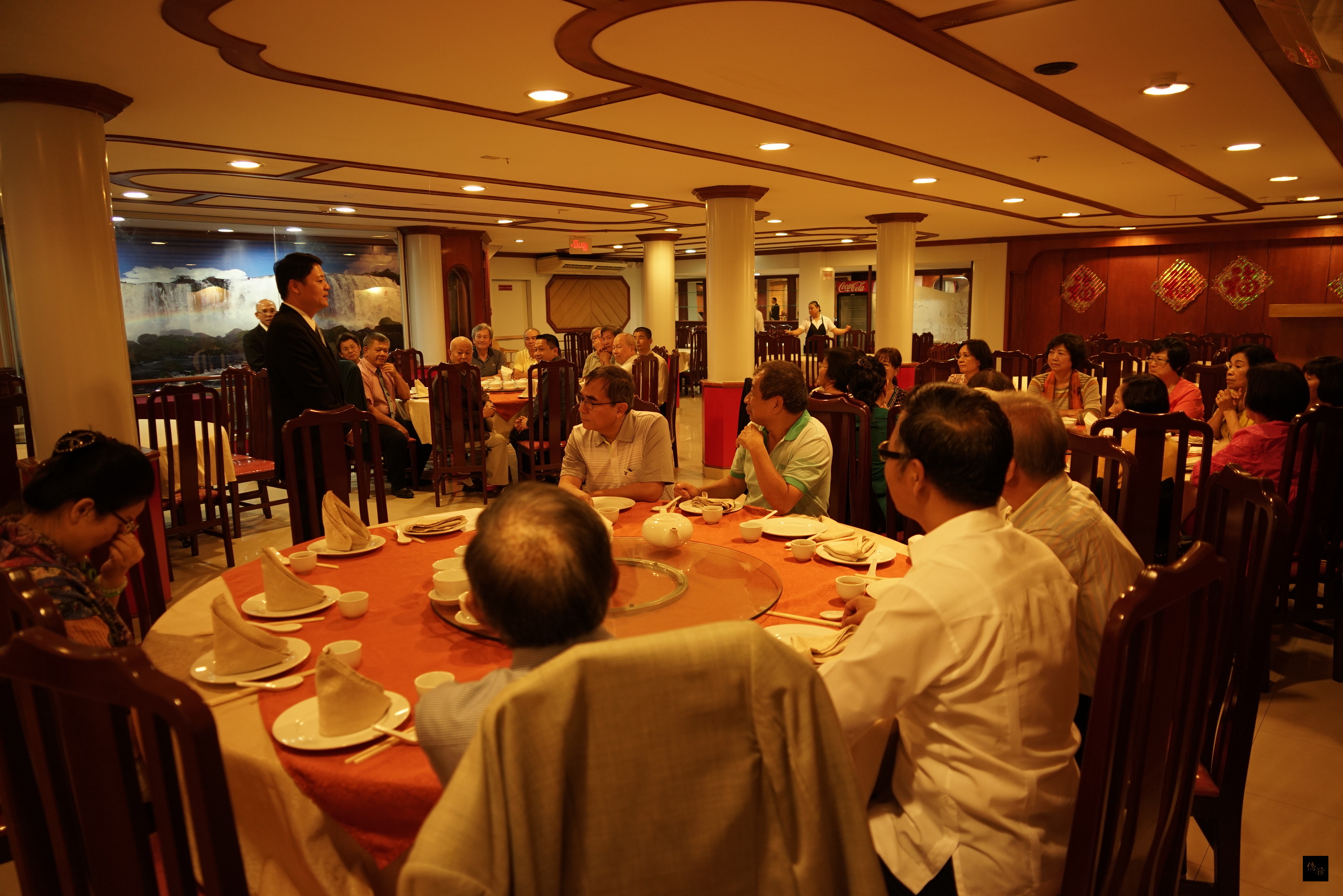 駐厄瓜多代表鄭力城前往惠夜基市探訪僑胞，並與僑領餐敘。（駐厄瓜多代表處提供）