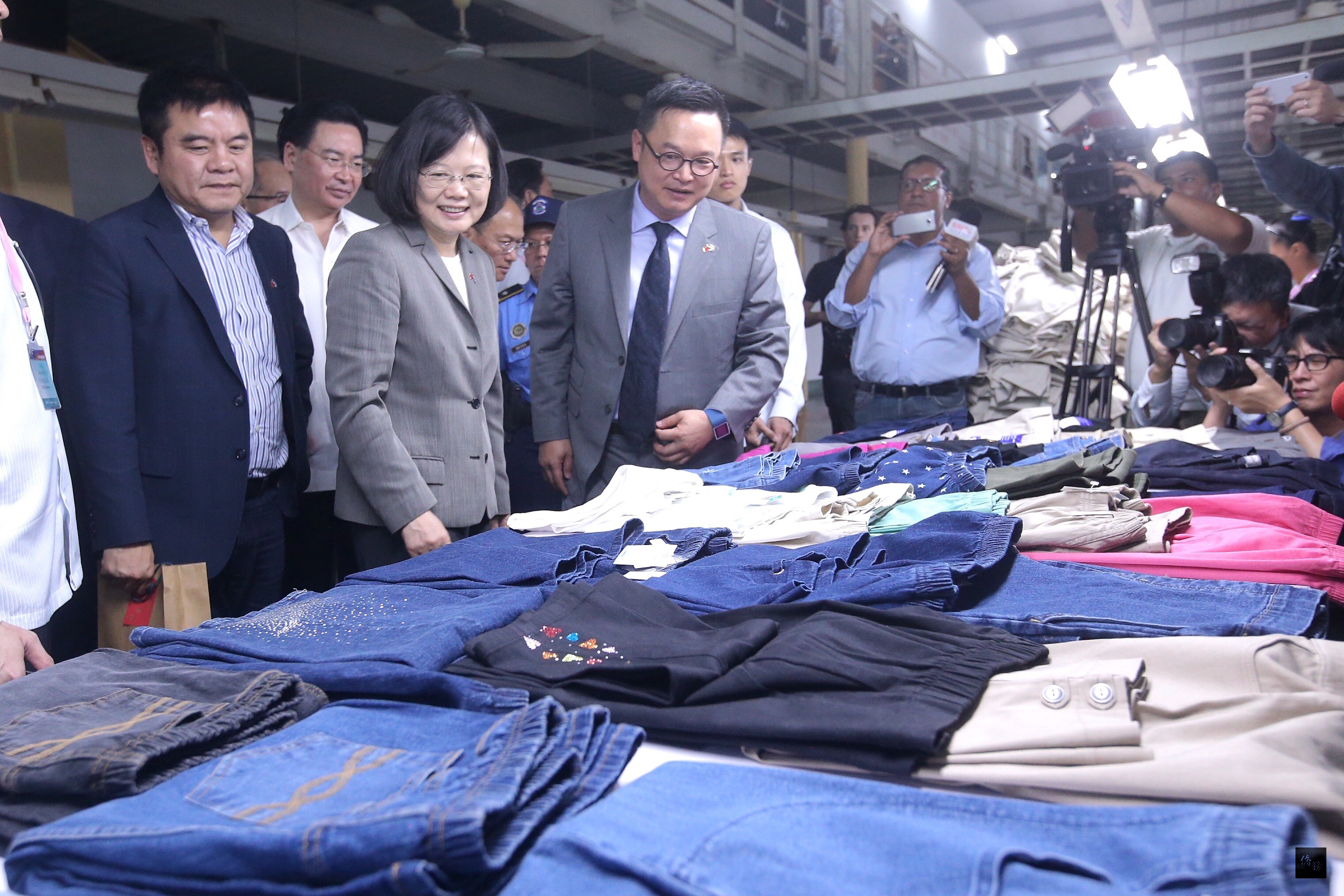 總統蔡英文(前左二)率團抵達尼加拉瓜訪問,10日參訪台商企業如興紡織,實地參觀生產線,了解現場員工作業情形,如興紡織董事長陳仕修(前左三)為蔡總統解說。(中央社提供)