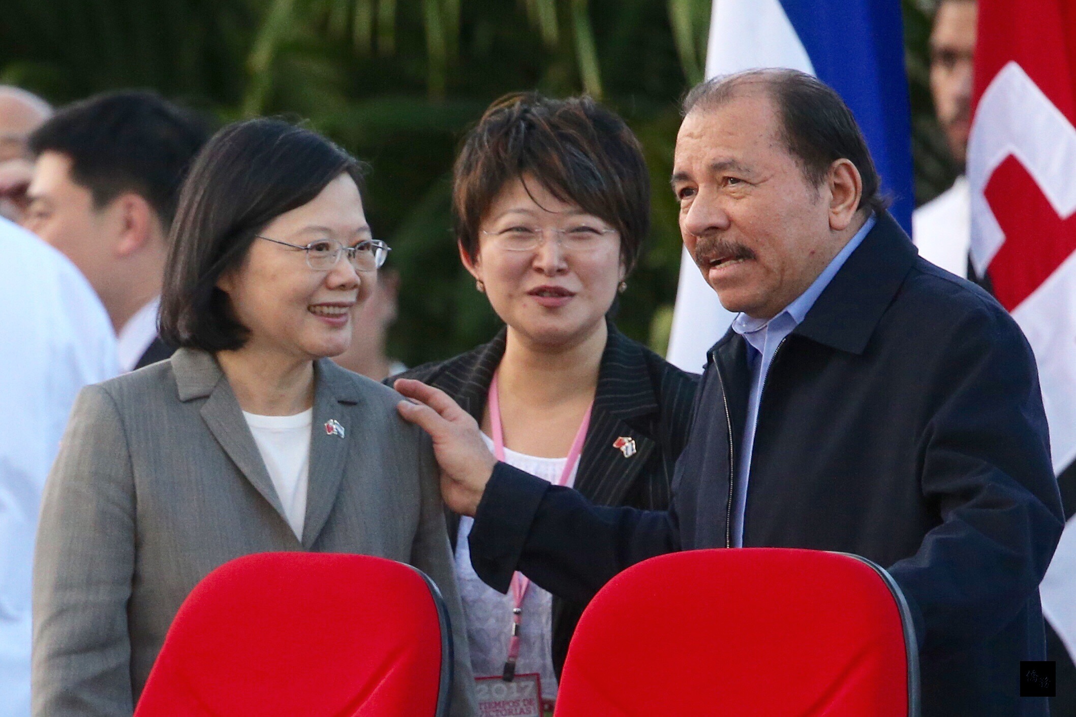 總統蔡英文(左)率團抵達尼加拉瓜訪問,10日在革命廣場(Plaza de la Revolucion)出席尼加拉瓜總統奧蒂嘉(Daniel Ortega)(右)的就職典禮,奧蒂嘉向蔡總統拍肩致意。(中央社提供)