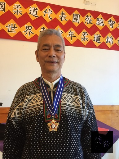 智利華僑聯誼總會主委梁政淵配戴海華獎章。