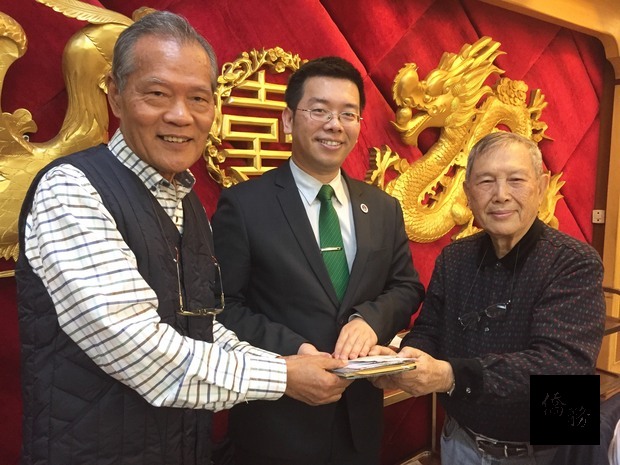 在聖保羅僑教中心主任詹前校（中）見證下，劉振聲（左）自前會長陳華洸（右）手中接下巴西臺大校友會會長一職。（聖保羅僑教中心提供）