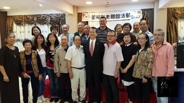 駐東方市總領事館總領事陳坤甫（中穿西服）與重陽敬老活動長者合影。（駐巴拉圭大使館提供）