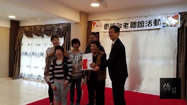 駐東方市總領事館總領事陳坤甫（右）於重陽敬老活動致贈長者紀念品。（駐巴拉圭大使館提供）