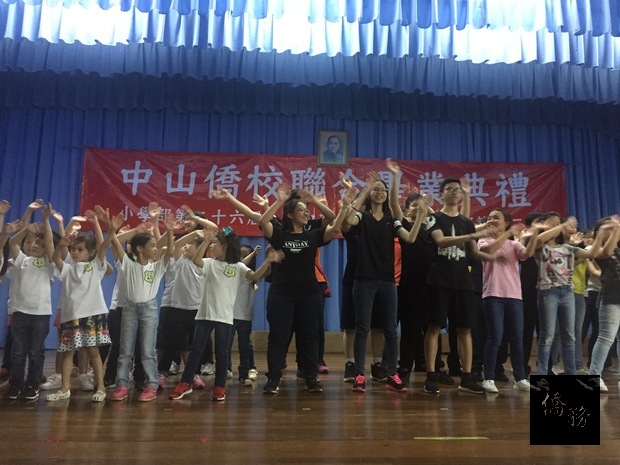 巴拉圭中山僑校在校生表演精彩節目歡送畢業生。（駐巴拉圭大使館提供）