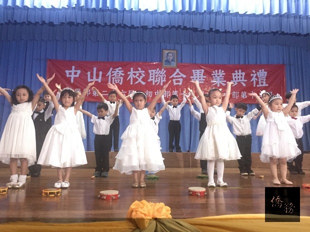 巴拉圭中山僑校在校生表演獲滿堂彩。（駐巴拉圭大使館提供）