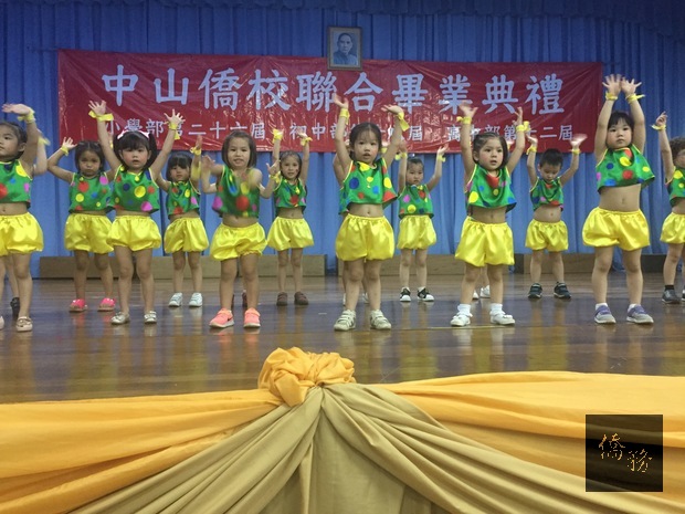巴拉圭中山僑校在校生輪流上台表演精彩節目歡送畢業生。（駐巴拉圭大使館提供）