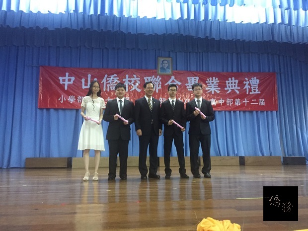 駐巴拉圭大使館吳豐興參事應邀頒發巴拉圭中山僑校畢業證書。（駐巴拉圭大使館提供）
